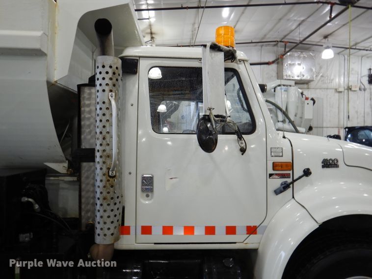 image for item IQ9731 1999 International 4900  dump truck