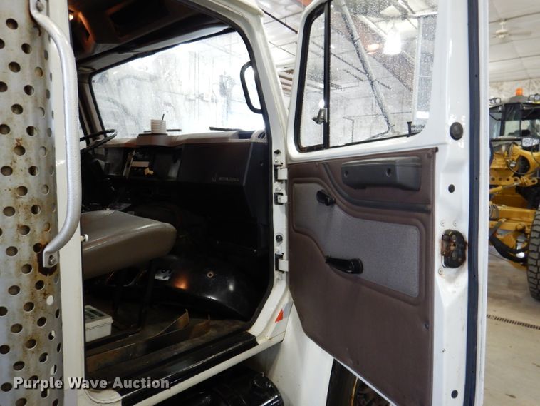 image for item IQ9731 1999 International 4900  dump truck