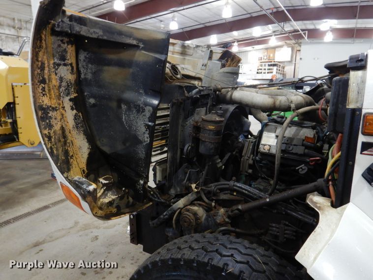 image for item IQ9731 1999 International 4900  dump truck