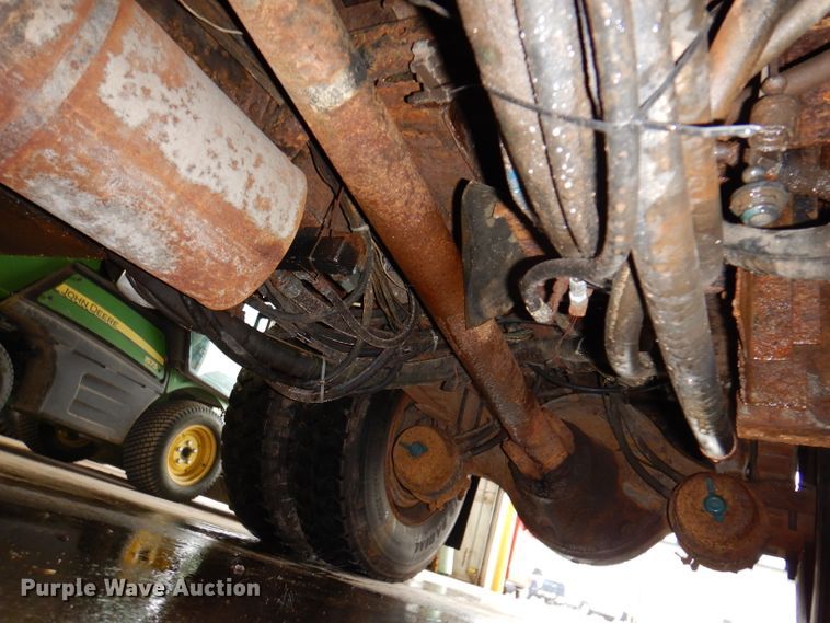 image for item IQ9731 1999 International 4900  dump truck