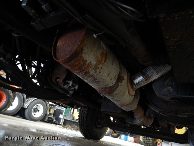 image for item IQ9731 1999 International 4900  dump truck