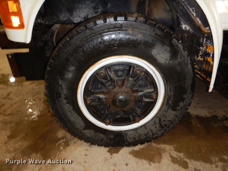 image for item IQ9731 1999 International 4900  dump truck