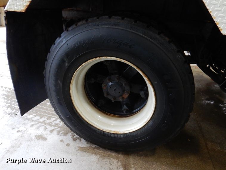 image for item IQ9731 1999 International 4900  dump truck