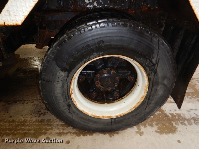 image for item IQ9731 1999 International 4900  dump truck