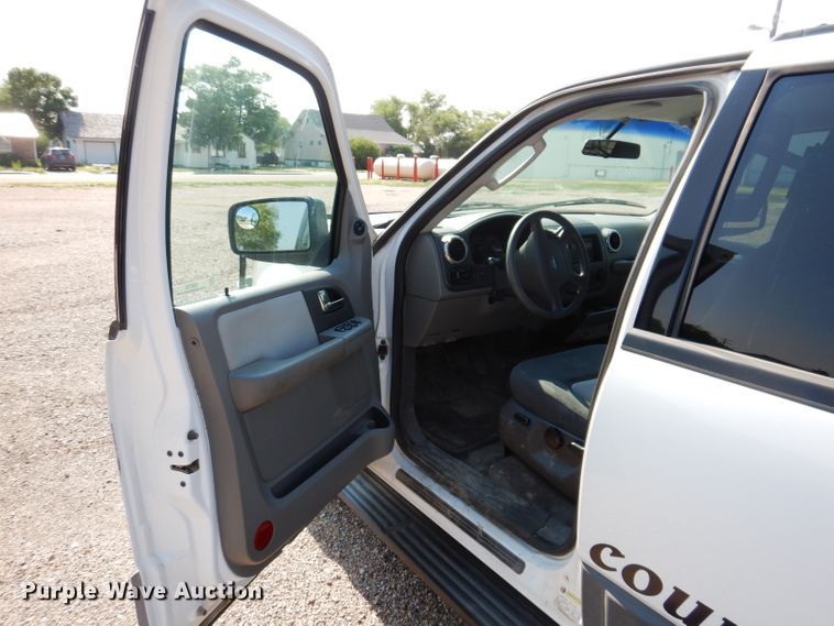 image for item IQ9735 2004 Ford Expedition  SUV
