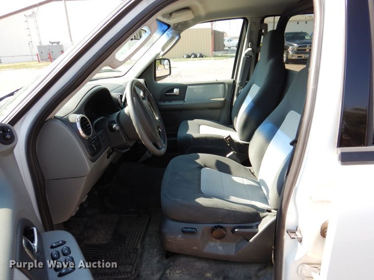 image for item IQ9735 2004 Ford Expedition  SUV