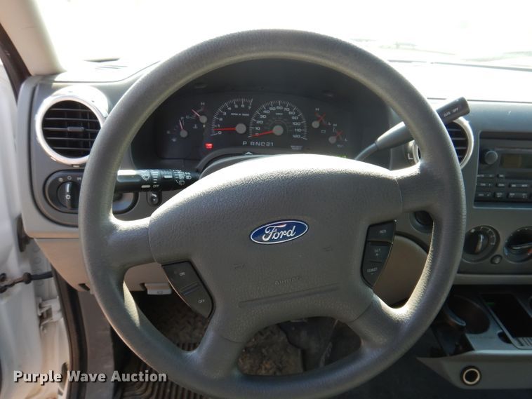 image for item IQ9735 2004 Ford Expedition  SUV