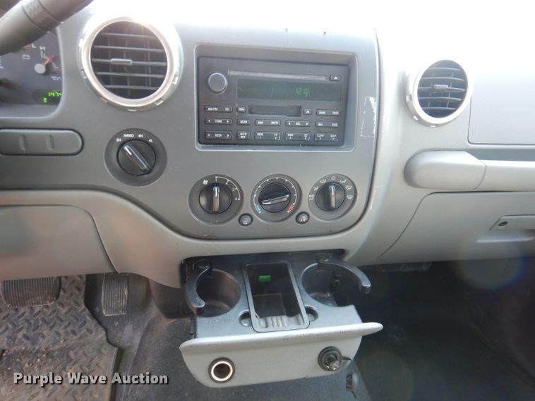 image for item IQ9735 2004 Ford Expedition  SUV