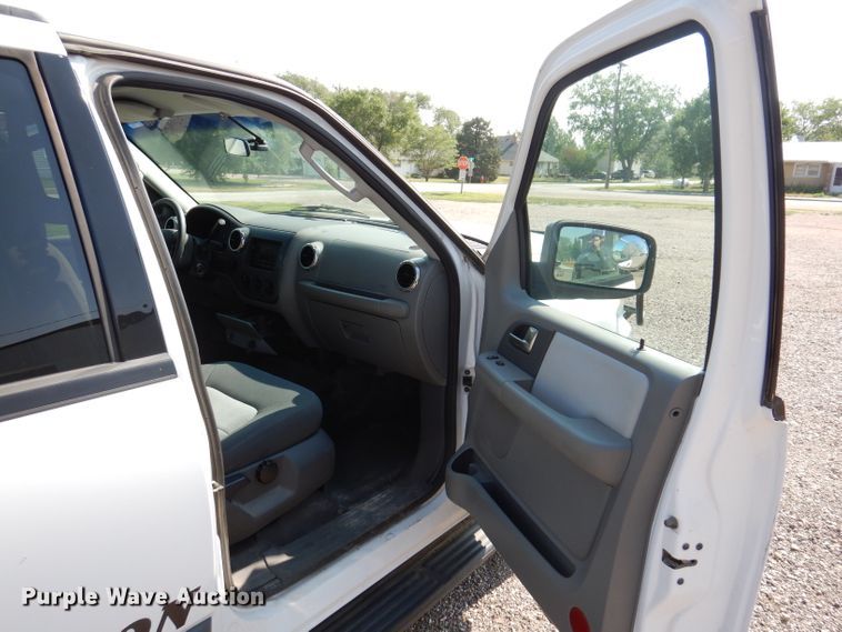 image for item IQ9735 2004 Ford Expedition  SUV