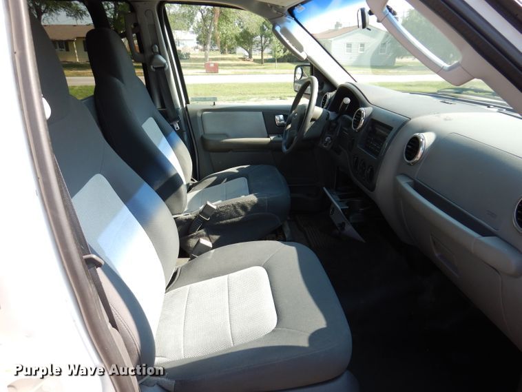 image for item IQ9735 2004 Ford Expedition  SUV