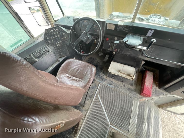 image for item IR9539 1996 Chevrolet C7500  school bus