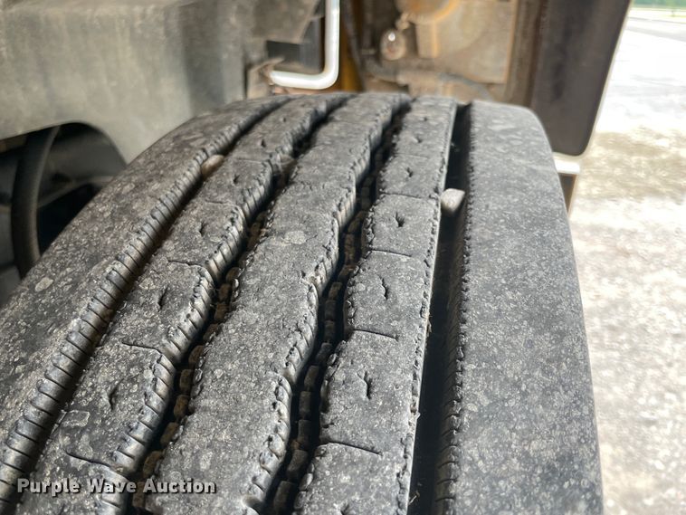 image for item IR9539 1996 Chevrolet C7500  school bus