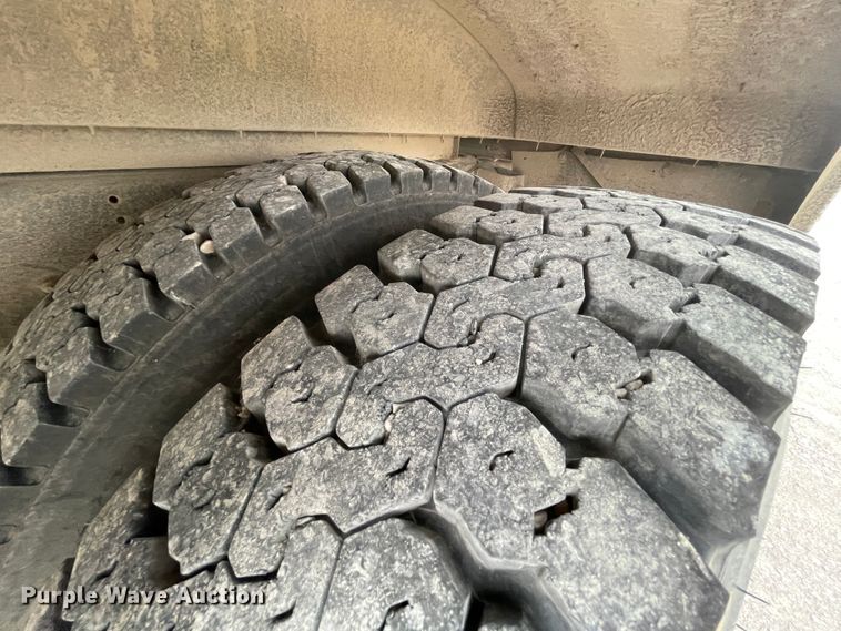 image for item IR9539 1996 Chevrolet C7500  school bus