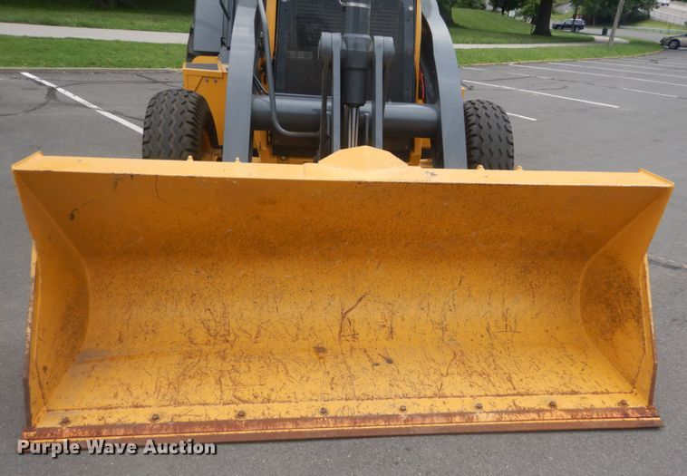 image for item IT9235 2015 John Deere 410L  backhoe