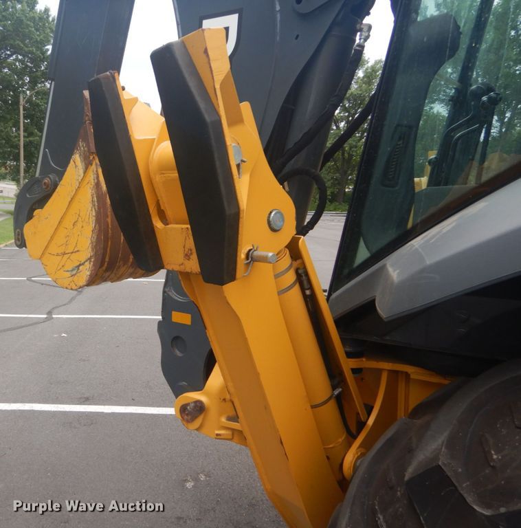 image for item IT9235 2015 John Deere 410L  backhoe