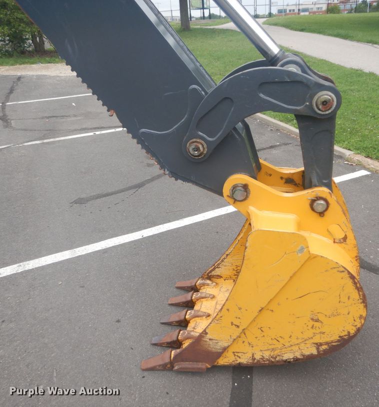 image for item IT9235 2015 John Deere 410L  backhoe