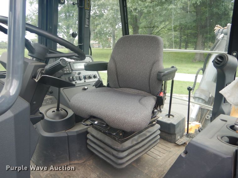 image for item IT9235 2015 John Deere 410L  backhoe