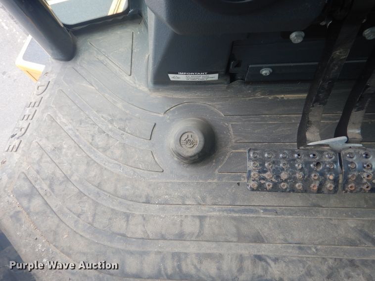 image for item IT9235 2015 John Deere 410L  backhoe