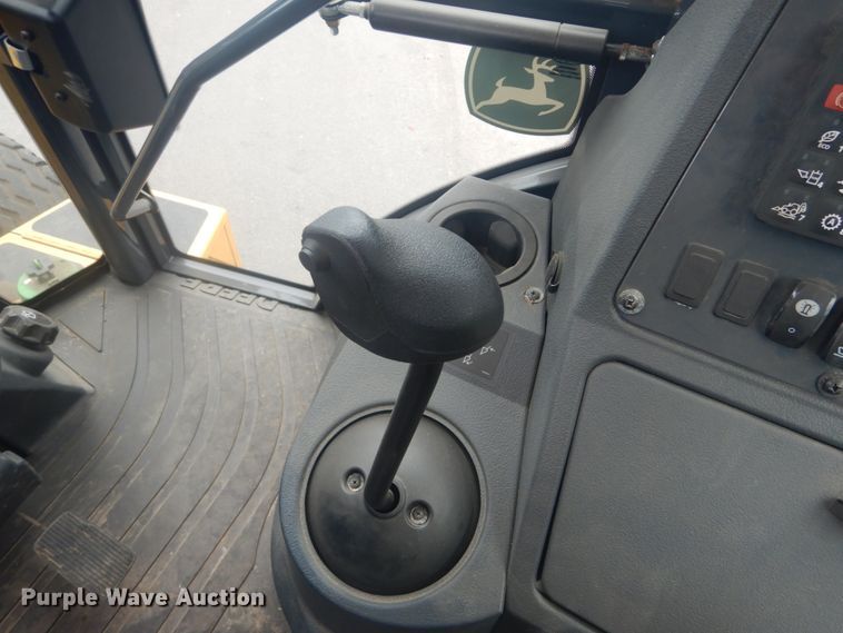 image for item IT9235 2015 John Deere 410L  backhoe