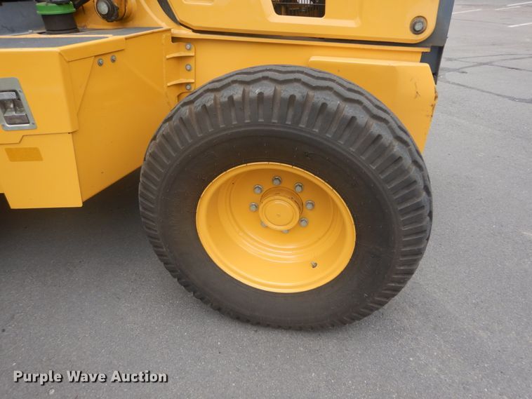 image for item IT9235 2015 John Deere 410L  backhoe