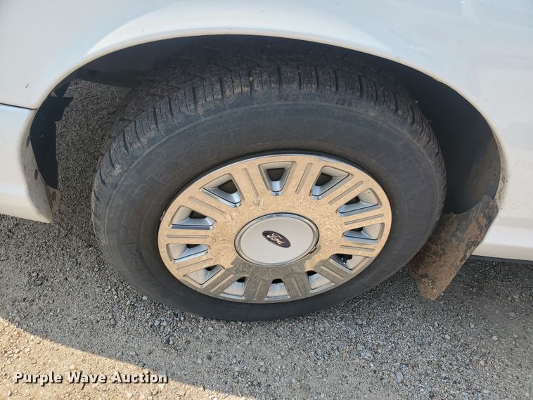 image for item JM9692 2004 Ford Crown Victoria Police Interceptor