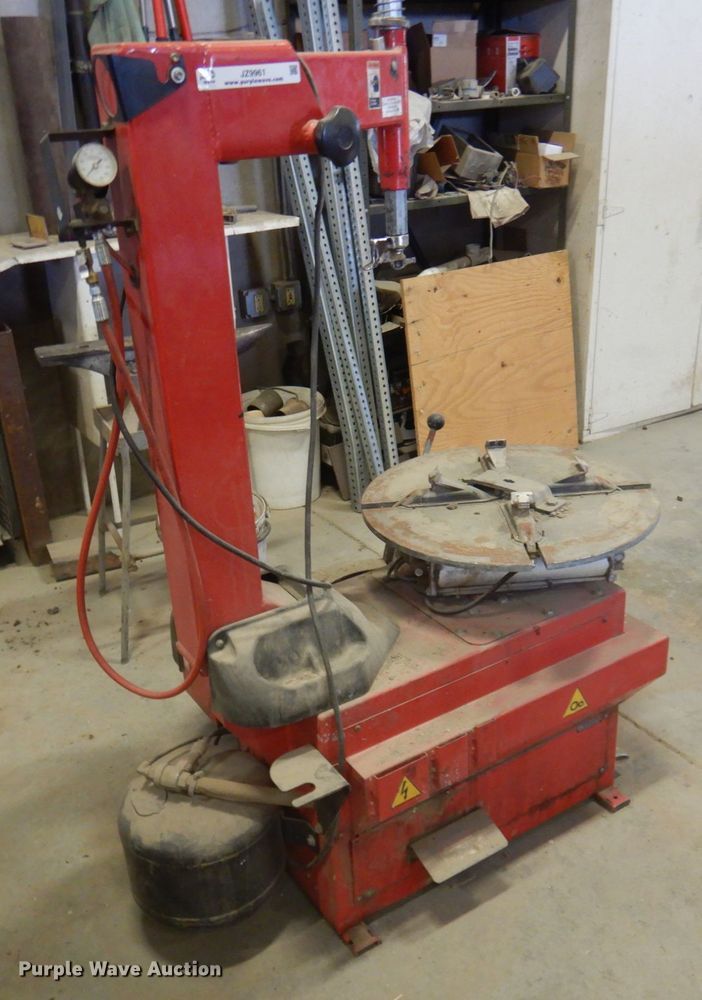 image for item JZ9961 2002 Hunter TC3000  rim clamp tire machine