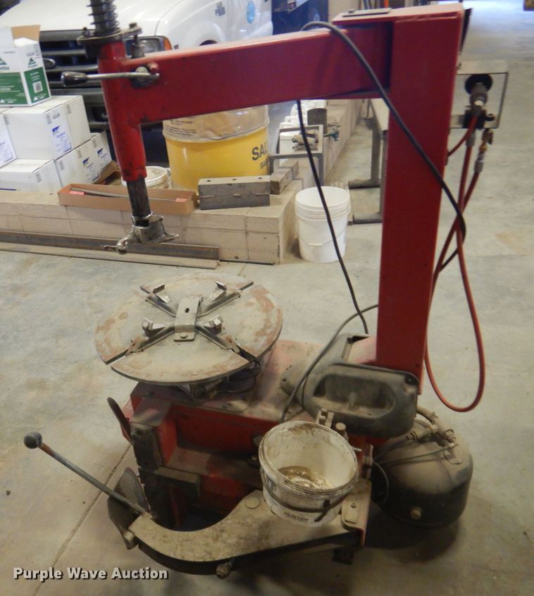 image for item JZ9961 2002 Hunter TC3000  rim clamp tire machine