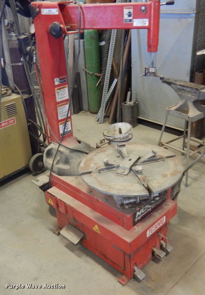 image for item JZ9961 2002 Hunter TC3000  rim clamp tire machine