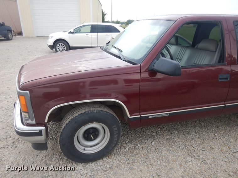 image for item KU9512 1999 GMC Suburban 1500  SUV