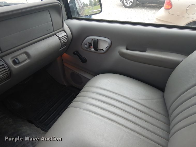 image for item KU9512 1999 GMC Suburban 1500  SUV