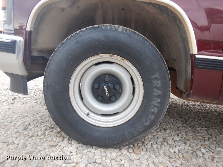 image for item KU9512 1999 GMC Suburban 1500  SUV