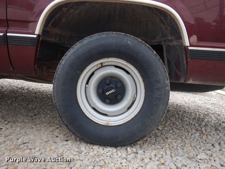 image for item KU9512 1999 GMC Suburban 1500  SUV