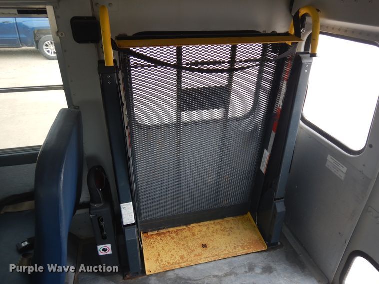 image for item KU9514 2005 Ford E450  school bus