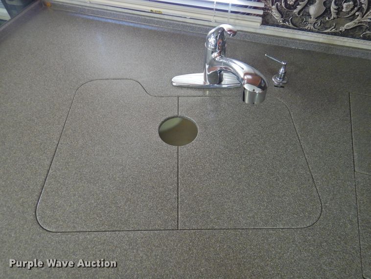 image for item DK2261 2006 Fleetwood Discovery 39L  RV