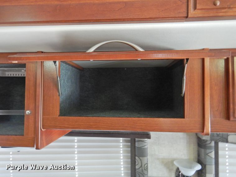 image for item DK2261 2006 Fleetwood Discovery 39L  RV