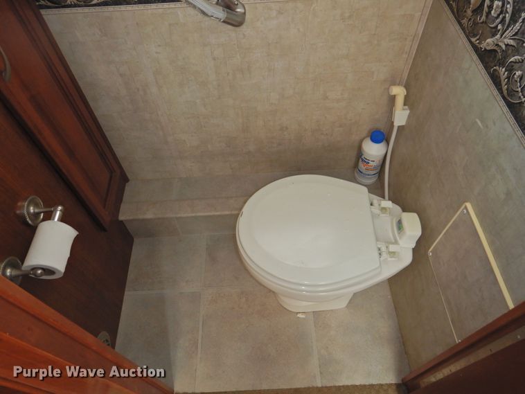 image for item DK2261 2006 Fleetwood Discovery 39L  RV