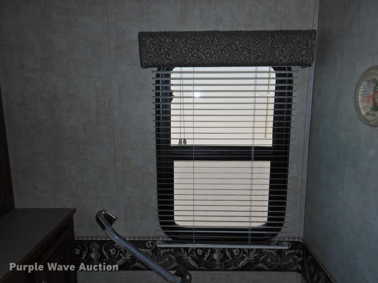 image for item DK2261 2006 Fleetwood Discovery 39L  RV