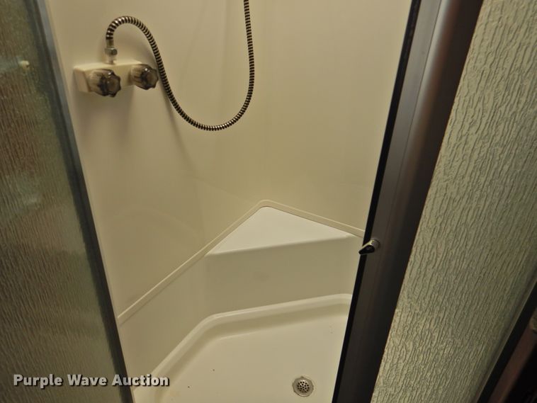 image for item DK2261 2006 Fleetwood Discovery 39L  RV