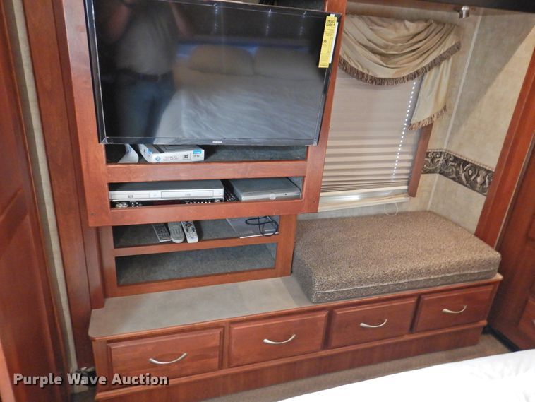 image for item DK2261 2006 Fleetwood Discovery 39L  RV