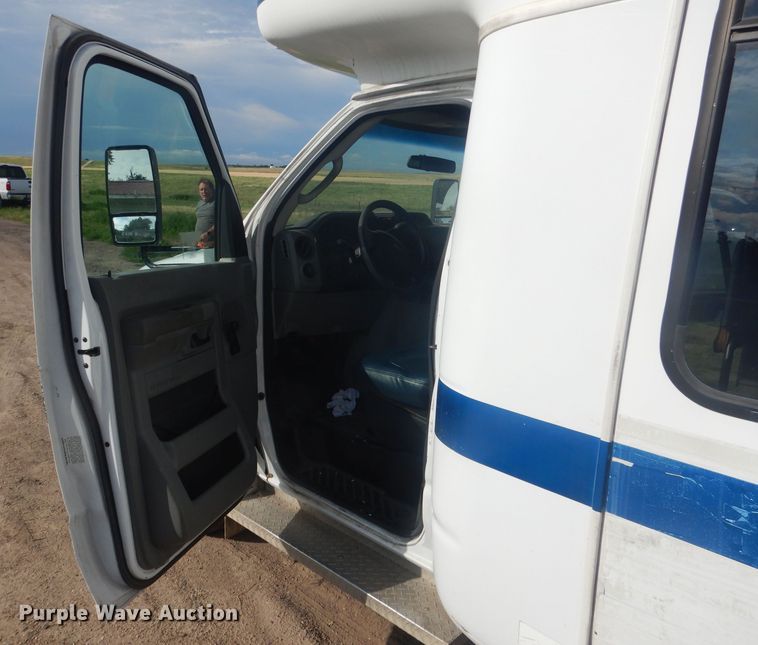 image for item FI9137 2009 Ford E450  shuttle bus