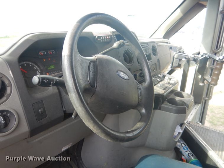 image for item FI9137 2009 Ford E450  shuttle bus