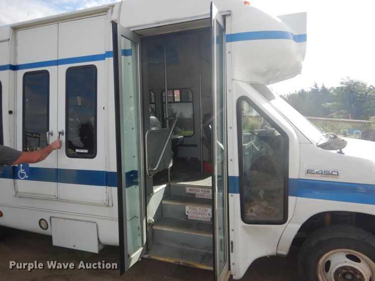image for item FI9137 2009 Ford E450  shuttle bus
