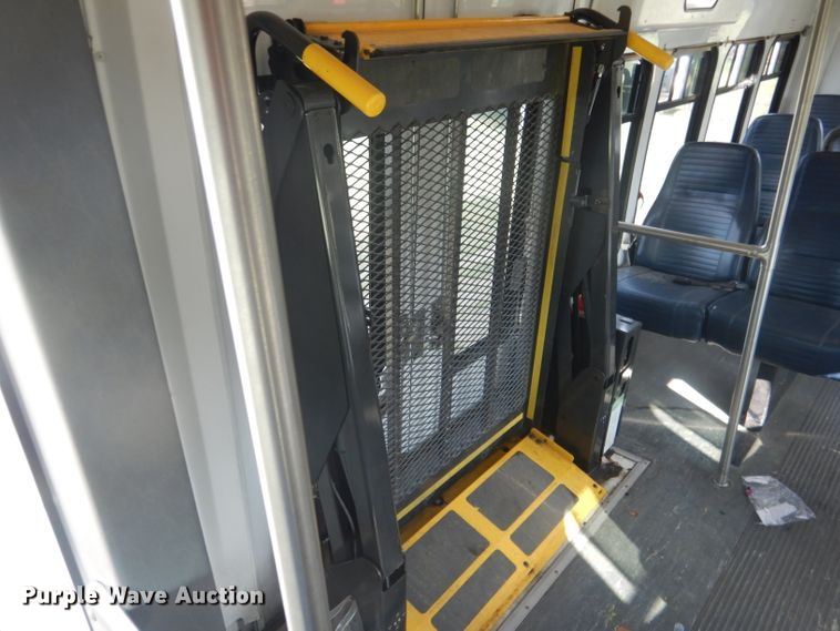 image for item FI9137 2009 Ford E450  shuttle bus