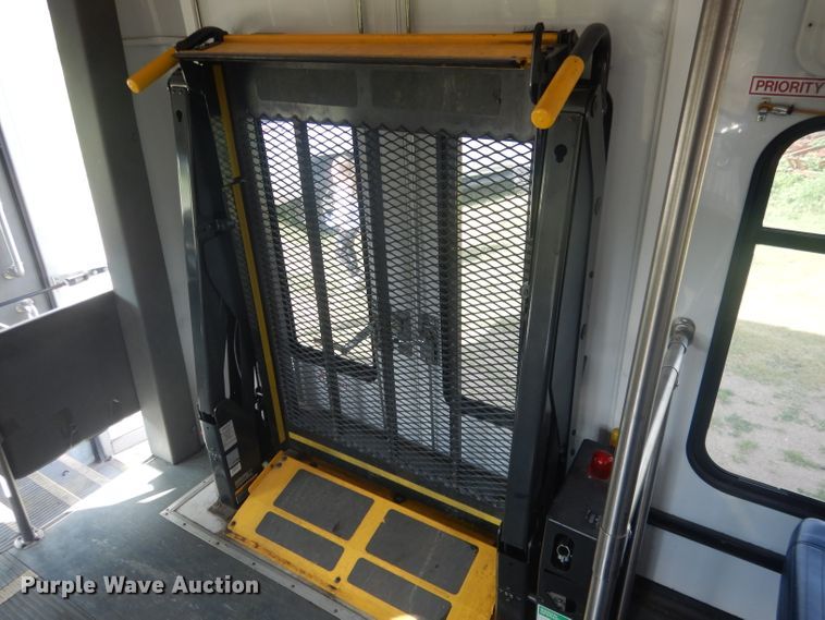 image for item FI9137 2009 Ford E450  shuttle bus