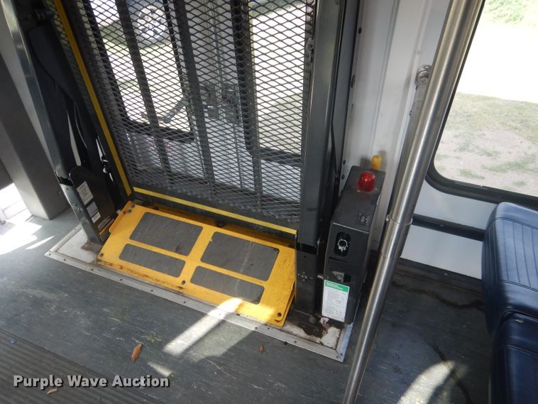 image for item FI9137 2009 Ford E450  shuttle bus