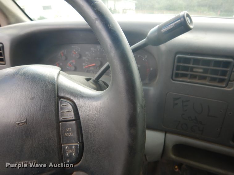 image for item FI9140 2001 Ford F450 Super Duty  Crew Cab flatbed truck