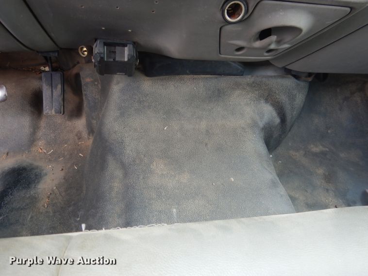 image for item FI9140 2001 Ford F450 Super Duty  Crew Cab flatbed truck