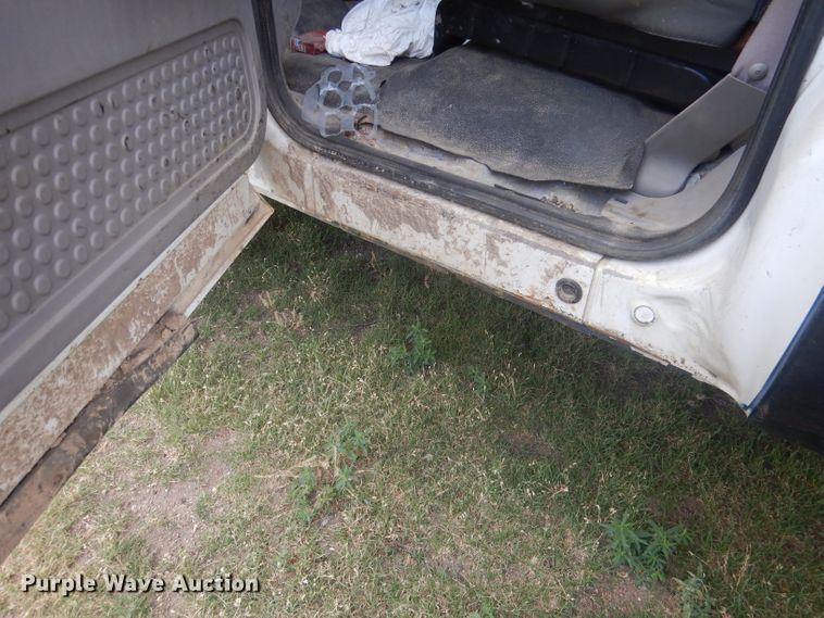 image for item FI9140 2001 Ford F450 Super Duty  Crew Cab flatbed truck