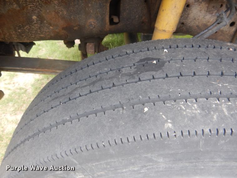 image for item FI9140 2001 Ford F450 Super Duty  Crew Cab flatbed truck