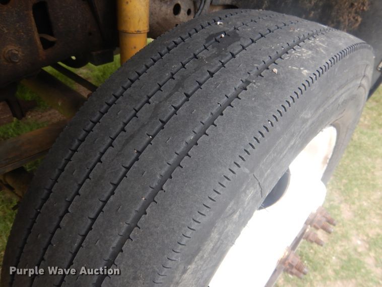 image for item FI9140 2001 Ford F450 Super Duty  Crew Cab flatbed truck